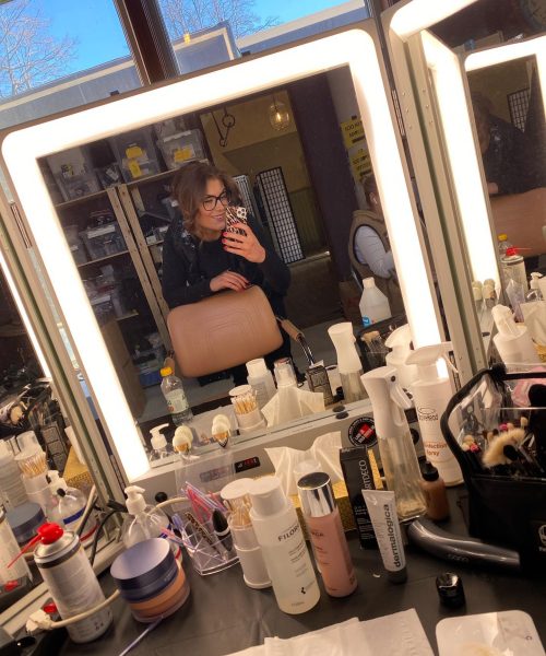 CANCELLED Karoline posar i spegel vid makeup-bord