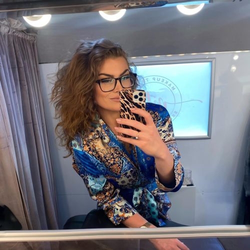 Makeup Truck insida Karoline selfie i bilen i blå klänning